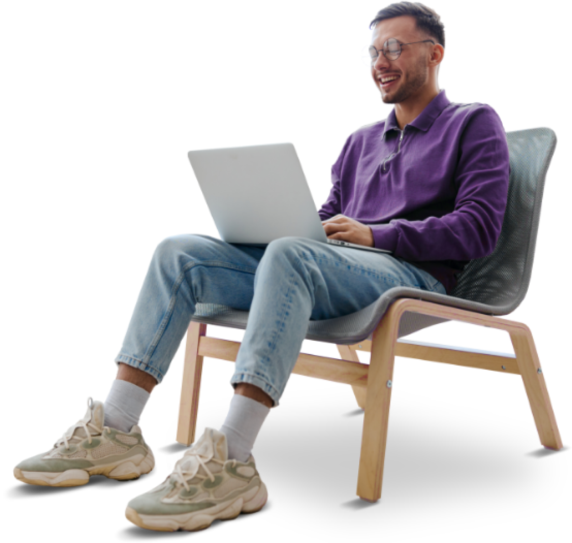 Tevreden Resolve IT-klant werkt met Salesforce op een laptop